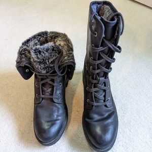Women's 8.5 Clarks Goretex Boots